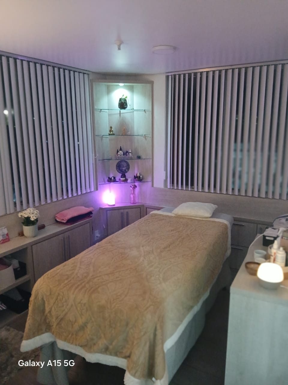 Sala preparada para atendimento de massoterapia de Eliane Ramos em Porto Alegre